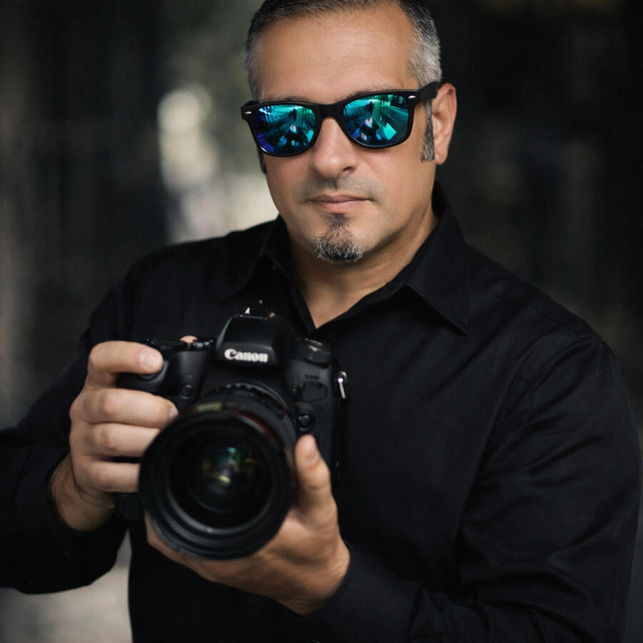 Untitled Soy fotógrafo especializado en bodas y eventos, enfocado en capturar emociones reales con un estilo elegante y atemporal. Cada historia es única, y mi compromiso es documentarla con sensibilidad, atención al detalle y una visión artística que perdure en el